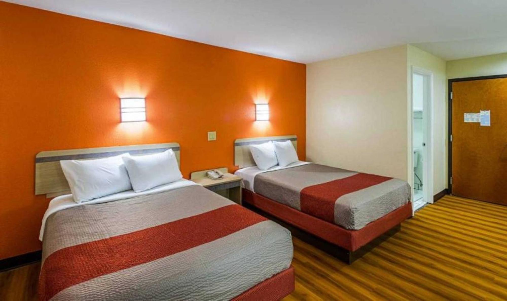 6-urbana, Il Hotel