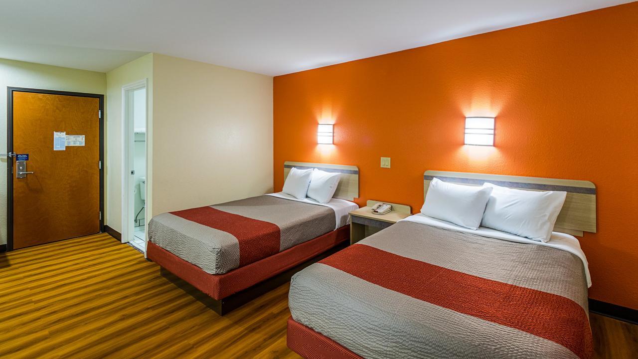 Hotel 6-urbana, Il