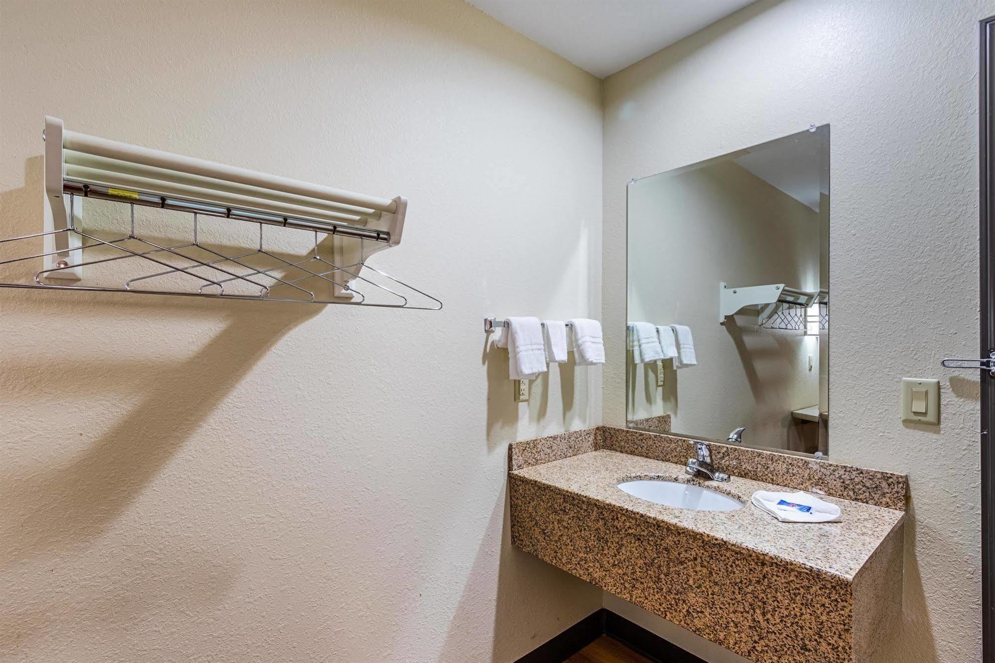 Hotel 6-urbana, Il