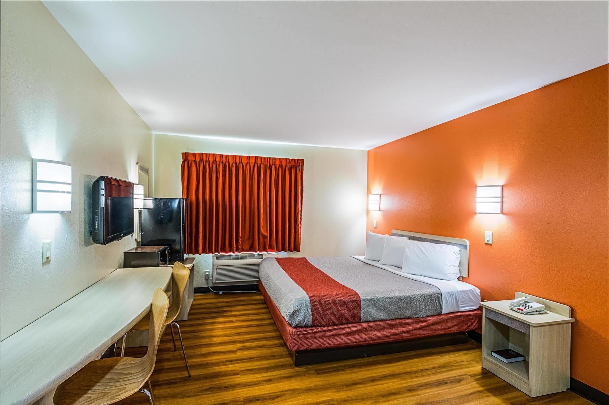 Hotel 6-urbana, Il 2*