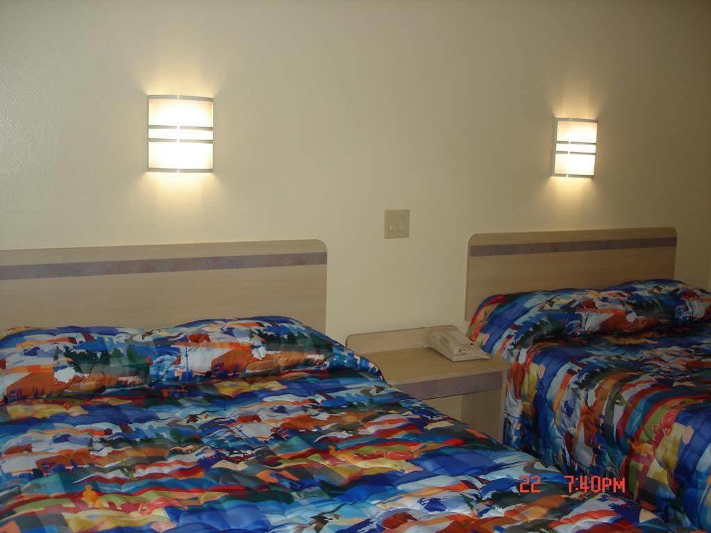 Hotel 6-urbana, Il