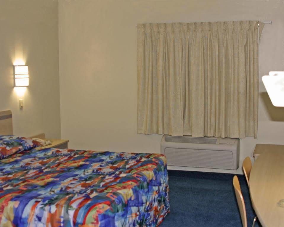 Hotel 6-urbana, Il